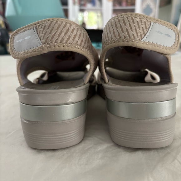 BZees Dream Sandal Beige 9.5 Synthetic Sole Hook and Loop Closure Machine Wash - Picture 5 of 14